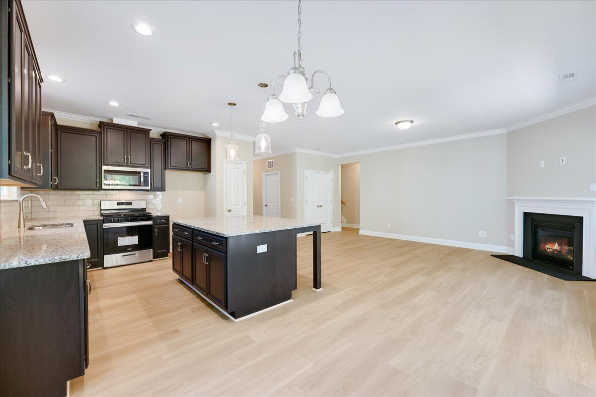 https://assets.windsorhomes.us/img/MVG_lot 17_Cary A_1967_Meadowview_Dr_dining.jpg